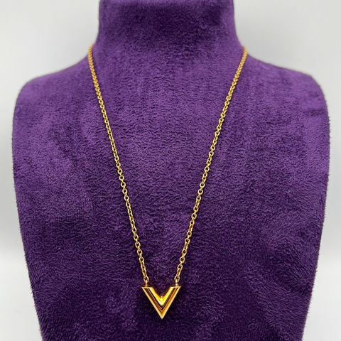 Louis Vuitton Gold Collier Essential V Necklace Golden Metal ref.521396 -  Joli Closet